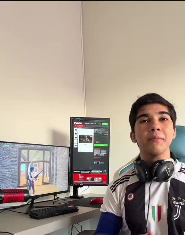 Ovotz no setup com o monitor da Pichau